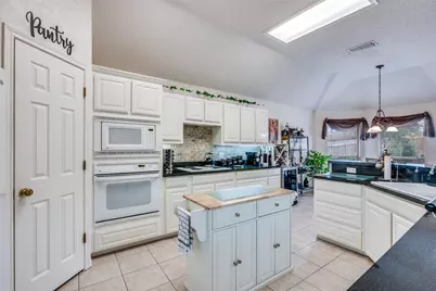 7928 Fox Chase Drive, Arlington, TX 76001 - Photo 11