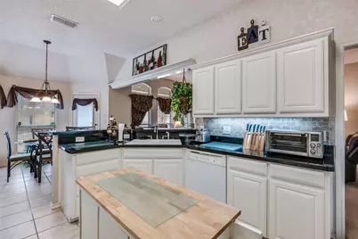 7928 Fox Chase Drive, Arlington, TX 76001 - Photo 13