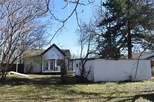 802 Hulme, Bowie, TX 76230 - Photo 3