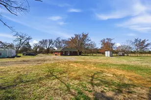 697 Co Rd 166, Whitesboro, TX 76273 - Photo 25