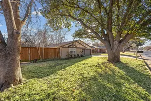 919 Mockingbird Dr, Grapevine, TX 76051 - Photo 3