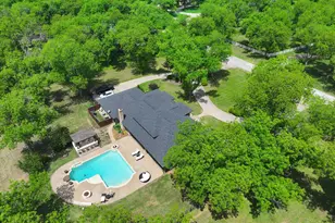 8810 S Hampton Dr, Granbury, TX 76049 - Photo 3