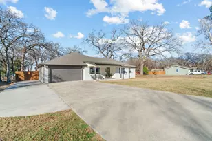 1021 Poe St, Azle, TX 76020 - Photo 5