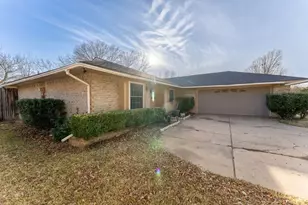 421 W Springdale Ln, Grand Prairie, TX 75052 - Photo 3