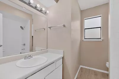 913 W Rochelle Road, Irving, TX 75062 - Photo 17