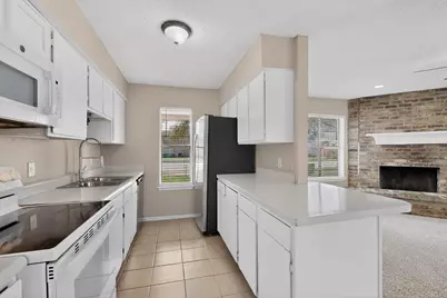 913 W Rochelle Road, Irving, TX 75062 - Photo 13