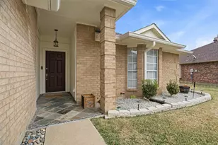 4946 Briar Oaks Ln, Grand Prairie, TX 75052 - Photo 3
