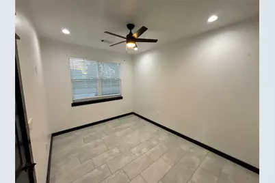 300 Avenue B, Ennis, TX 75119 - Photo 7