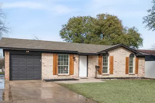 318 Boulder Ct, Burleson, TX 76028 - Photo 3