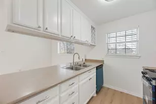 318 Boulder Ct, Burleson, TX 76028 - Photo 9