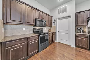 1025 W 10th St, Fort Worth, TX 76102 - Photo 13