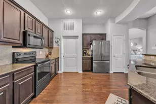 1025 W 10th St, Fort Worth, TX 76102 - Photo 9