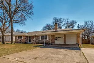 502 Martin Ln, Euless, TX 76040 - Photo 3