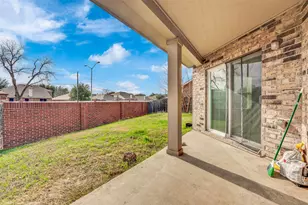 917 Bloomfield Dr, Grand Prairie, TX 75052 - Photo 33