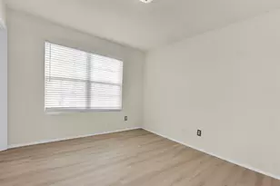 917 Bloomfield Dr, Grand Prairie, TX 75052 - Photo 23