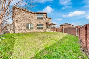 917 Bloomfield Dr, Grand Prairie, TX 75052 - Photo 35