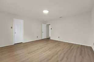 917 Bloomfield Dr, Grand Prairie, TX 75052 - Photo 19