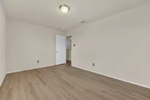 917 Bloomfield Dr, Grand Prairie, TX 75052 - Photo 21