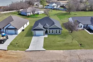 617 Lanai Cir, Runaway Bay, TX 76426 - Photo 5