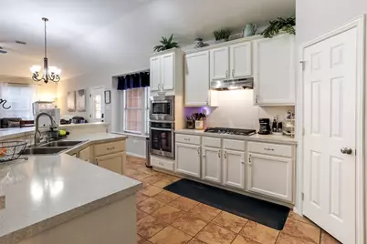 124 Stonecreek Drive, Irving, TX 75063 - Photo 9