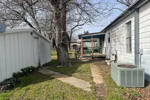 406 S Austin St, Wolfe City, TX 75496 - Photo 19