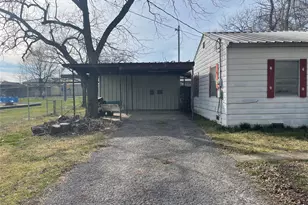 406 S Austin St, Wolfe City, TX 75496 - Photo 3