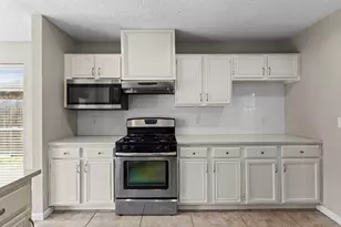 2847 Red Oak Dr, Grand Prairie, TX 75052 - Photo 9