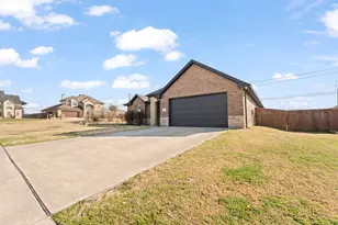 1601 Summercrest Dr, Cleburne, TX 76033 - Photo 3