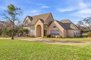 2829 Bent Oaks Dr, Burleson, TX 76028 - Photo 3