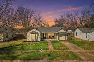 1015 N Howeth St, Gainesville, TX 76240 - Photo 1