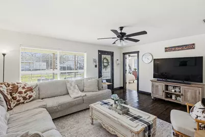 1015 N Howeth Street, Gainesville, TX 76240 - Photo 9