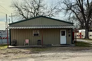 313 E 9th St, Clifton, TX 76634 - Photo 5