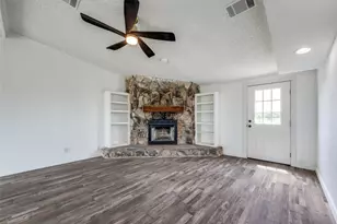 140 Terri Dr, Collinsville, TX 76233 - Photo 3