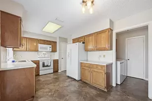 2621 Summertree Dr, Carrollton, TX 75006 - Photo 3