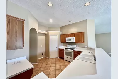 875 Shoal Creek Drive, Arlington, TX 76001 - Photo 5