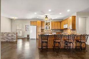 211 Turner Cir, Granbury, TX 76048 - Photo 11