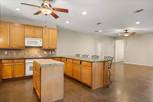 211 Turner Cir, Granbury, TX 76048 - Photo 11