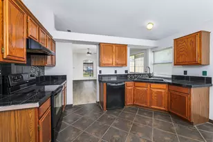 709 Raywood Dr, Grand Prairie, TX 75052 - Photo 5