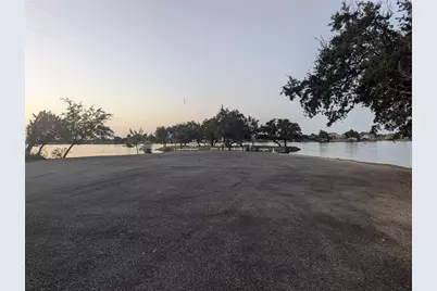 914 Indian Creek Drive, Granbury, TX 76048 - Photo 11