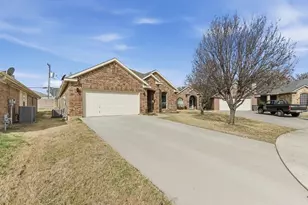 813 Chase Cir, Hurst, TX 76053 - Photo 3