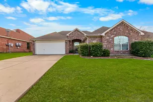 1631 Nashwood Dr, Grand Prairie, TX 75051 - Photo 1