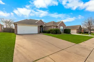 1631 Nashwood Dr, Grand Prairie, TX 75051 - Photo 3