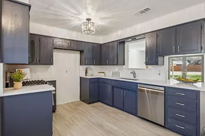 312 E Hampton Road, Crowley, TX 76036 - Photo 5