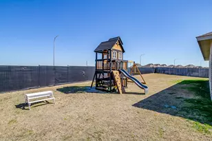 800 Amberwood Ct, Fort Worth, TX 76052 - Photo 37