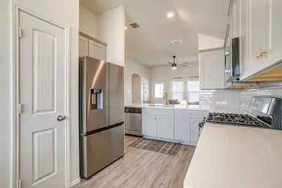 800 Amberwood Court, Fort Worth, TX 76052 - Photo 9