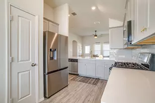 800 Amberwood Ct, Fort Worth, TX 76052 - Photo 9