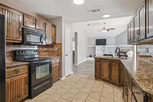 2725 Hidden Springs Dr, Mesquite, TX 75181 - Photo 11