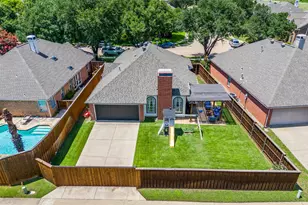 208 Touchdown Dr, Irving, TX 75063 - Photo 29