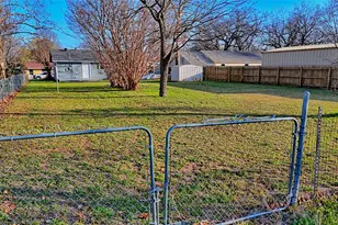 900 N Lamb St, Bowie, TX 76230 - Photo 27