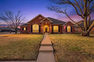 701 Queens Dr, Waxahachie, TX 75165 - Photo 1